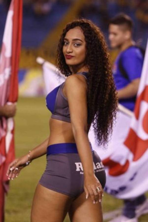 FOTOS: La colocha que paralizó el Olímpico con un atuendo demasiado ajustado