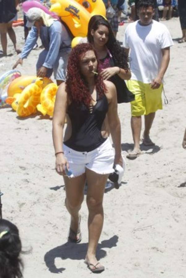 Así se divierten las bellas chicas en las playas de Honduras