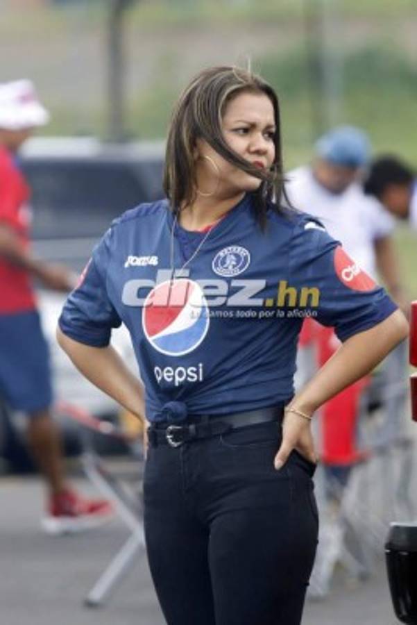 ¡Belleza y colorido! Ambientazo catracho en las afueras del Red Bull Arena para el Olimpia vs. Motagua