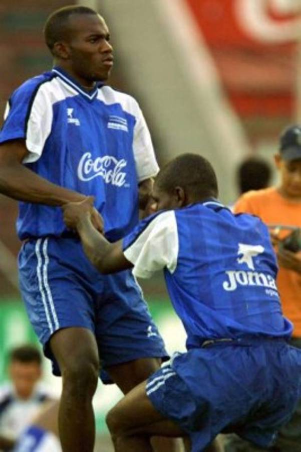 ¡Grande pantera! Las fotos de David Suazo en la élite del fútbol europeo