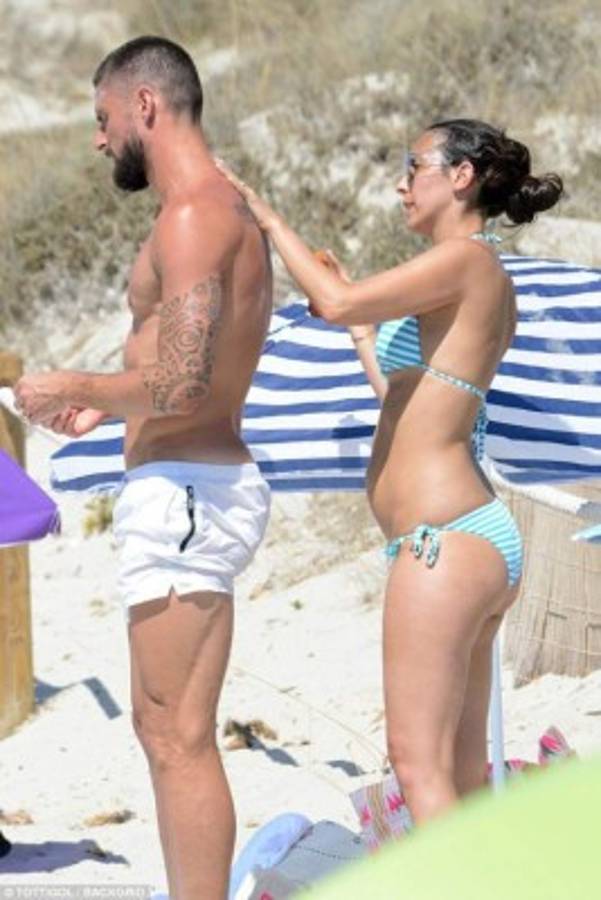 Fotos: Giroud es cazado con su linda novia de vacaciones en España