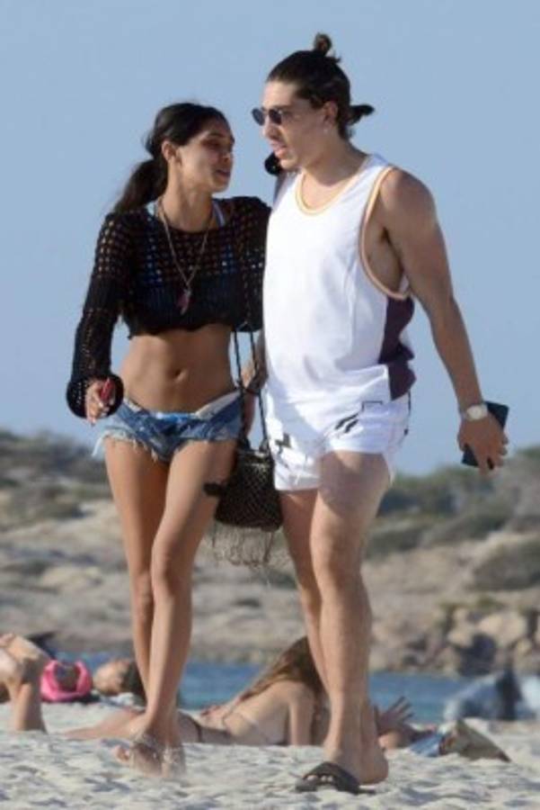 Los cracks del fútbol vacacionan y uno 'engaña' a su mujer en pleno vuelo