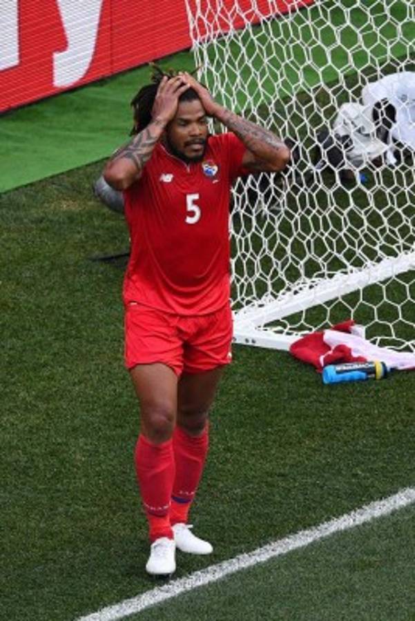 NO SE VIO POR TV: Panameños regalan sus camisas y Maguire exhibe a su preciosa novia