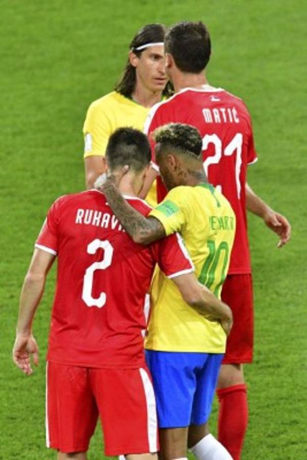 CURIOSO: El show de Neymar, jugador queda 'desnudo' y ¡pelea en las gradas!