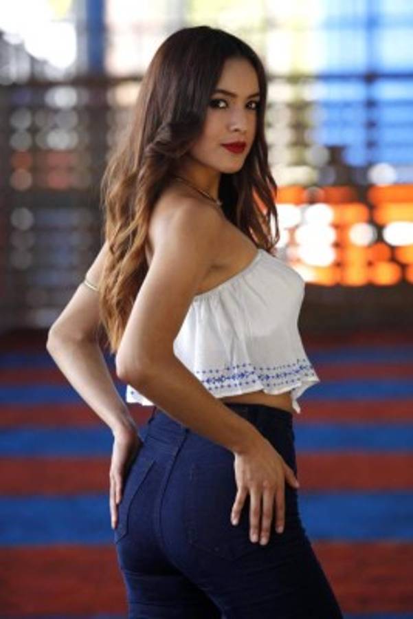 FOTOS: Ella es Sinea David, la chica de las noticias mas 'hot'