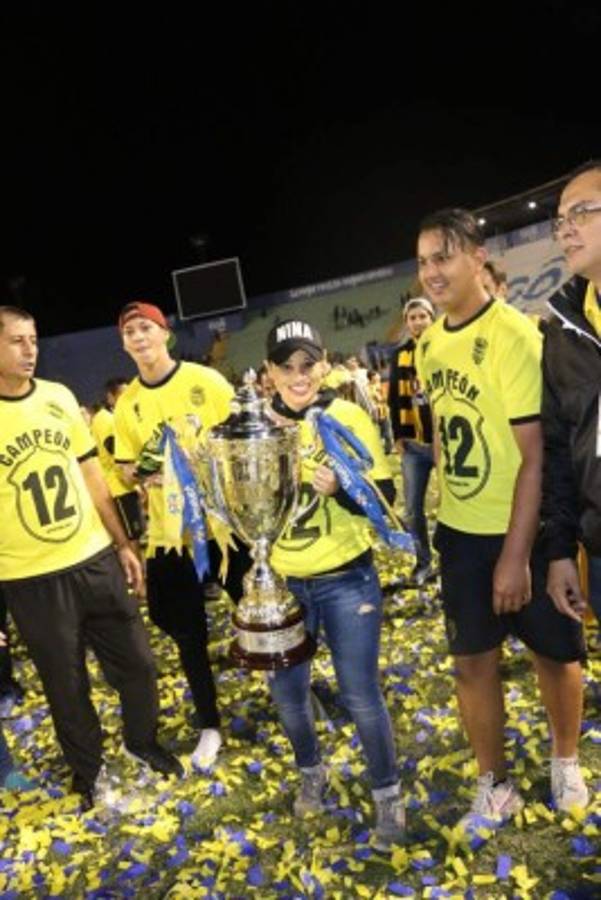 Waldina Mejía, la bella 'colocha' que celebra la 12 del Real España