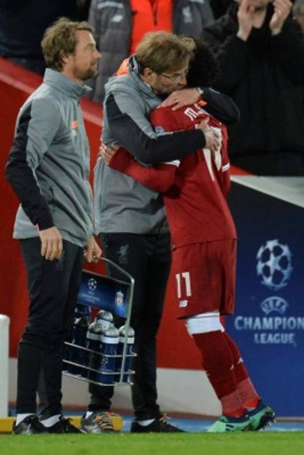 No se vio en TV: La fiesta roja sobre las camionetas de la policía y las caras 'largas' de la Roma