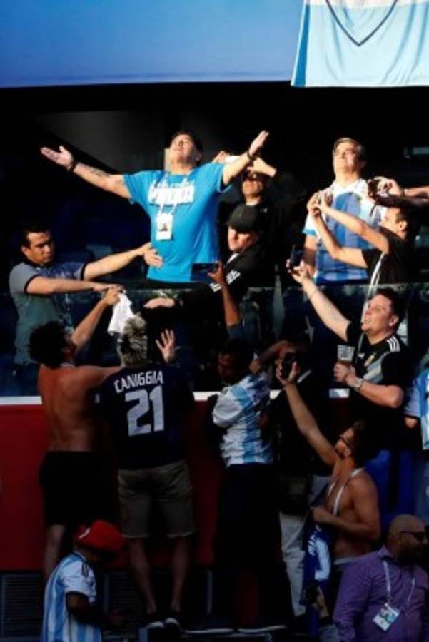 Lo que no se vio en TV: La fría celebración de Sampaoli con Messi y el show de Maradona en las gradas