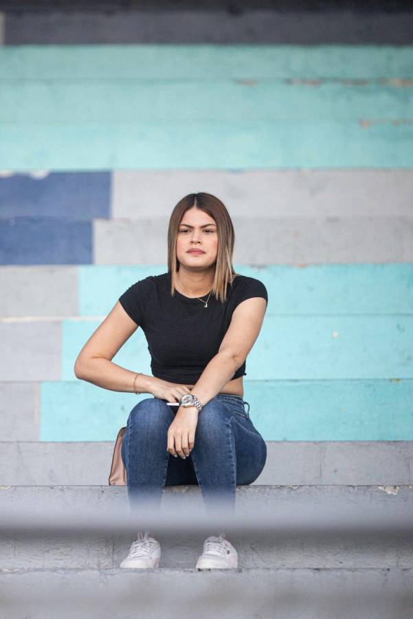 ¡Mis amores, las amo! Se soltaron las bellezas en el Morazán para el Olimpia-Génesis, ¿quién es la chica de rojo?