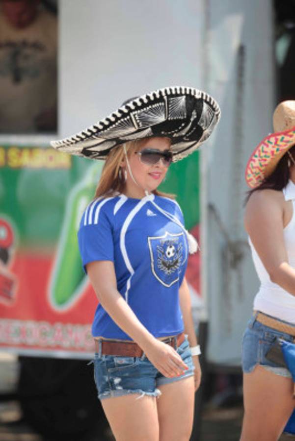 Ambiente Honduras-México en las afueras del Olímpico