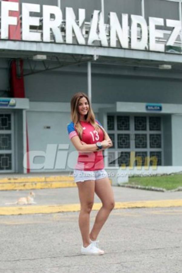 Antonella Rosas, la lindura venezolana que apoya a Panamá ante Honduras