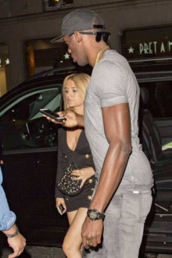Fotos: Usain Bolt sigue imparable, ahora se llevó diez chicas a su hotel en Londres