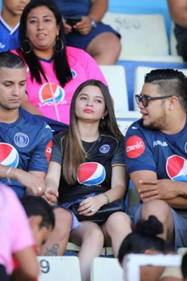 FOTOS: Las bellas chicas que adornaron la semifinal Motagua-Platense