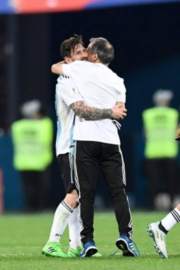 FOTOS: El emotivo festejo de Messi tras clasificar con Argentina a octavos