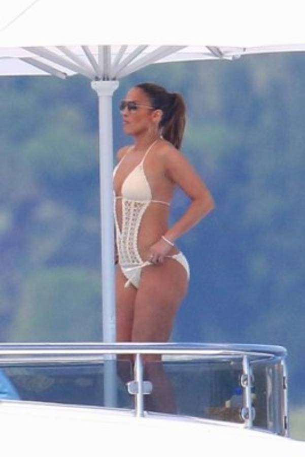 Jennifer López luce su explosivo cuerpazo en sus vacaciones con Alex Rodríguez