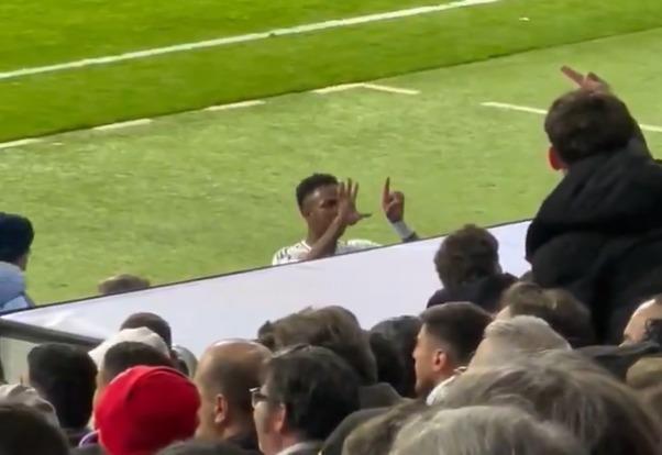 La polémica del año, el fallo y burla de Vinicius al Atlético y épica celebración de Real Madrid tras clasificar a cuartos