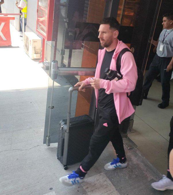 “Sin ayuditas Messi”: Así recibieron al crack del Inter Miami en México; un niño sorprendió con su pancarta