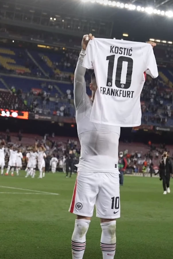 NO SE VIO EN TV: Festejó como Cristiano Ronaldo en el Camp Nou, crack del Eintracht tomó venganza contra Barcelona y el apasionado beso