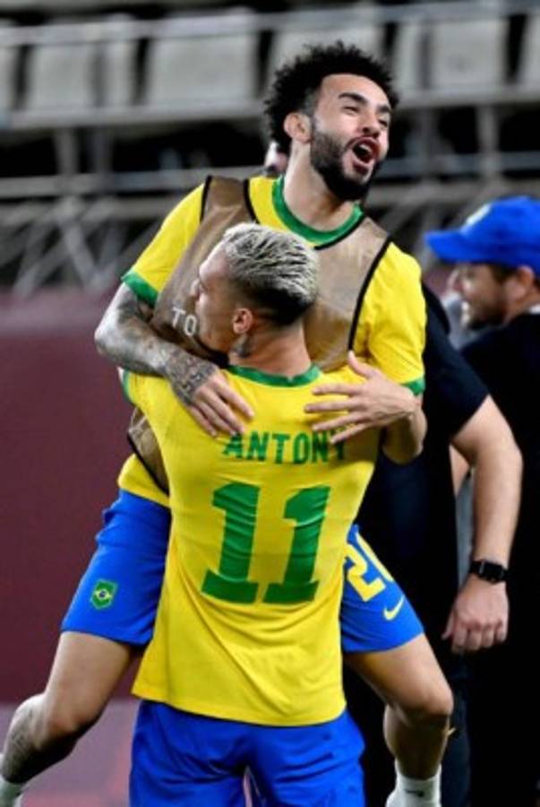 No se vio en TV: Así fue el drama de los penales, la euforia de Dani Alves y el llanto mexicano