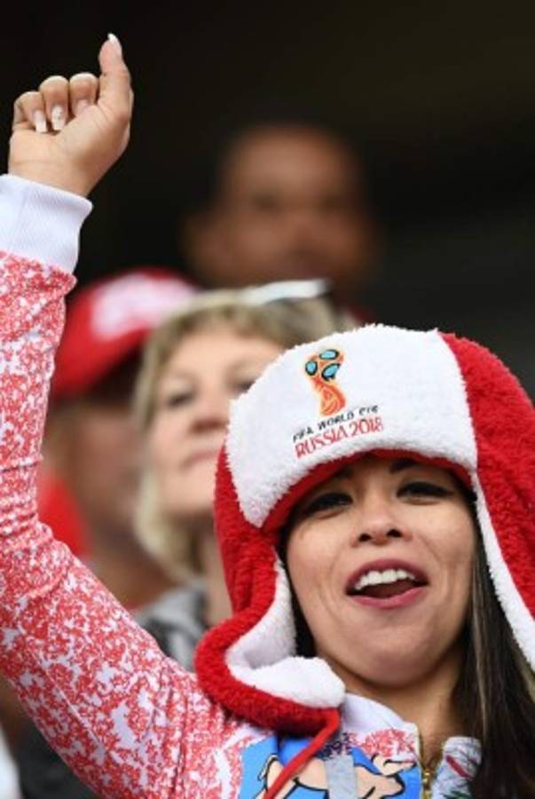 Francia y Perú engalanan Rusia 2018 con sus bellas aficionadas