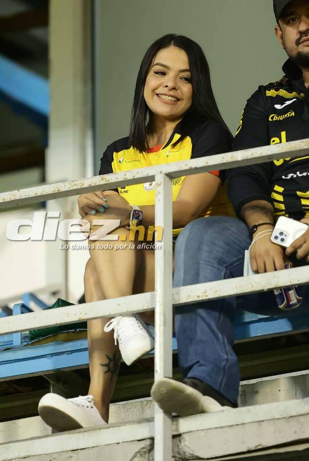Bellas mujeres y gran ambiente en el estadio Morazán por el Real España-Alajuelense de la Liga Concacaf