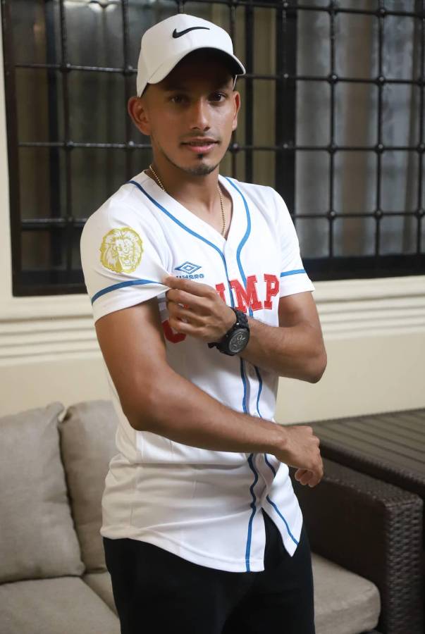 ¡De DIEZ! Entre piñatas y pastel celebró Edwin Rodríguez junto a la familia su cumpleaños anticipado y por el viaje a Grecia