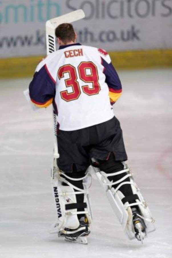 Así fue su debut: Petr Cech, de portero de fútbol a arquero de hockey sobre hielo