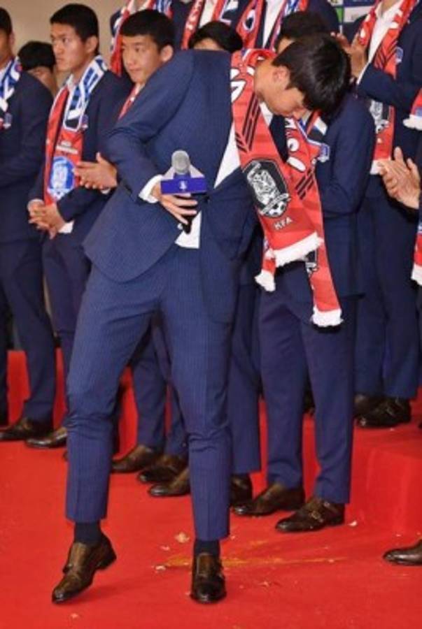 Corea del Sur es recibida a huevazos luego de ser eliminados del Mundial