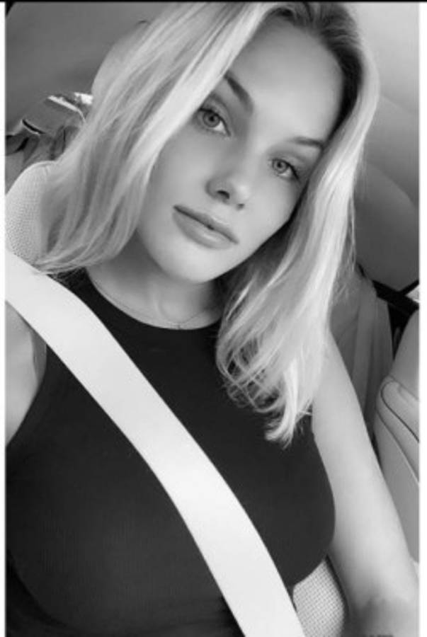 La espectacular rusa de 20 años que se retiró del tenis y recibe insultos por sus fotos en topless