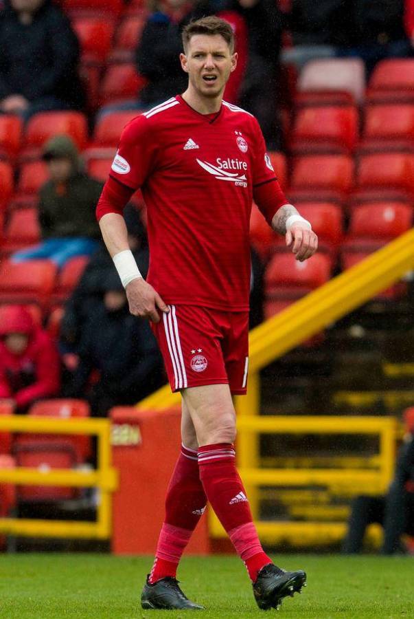 Futbolista es engañado por su mujer y bota sus pertenencias a la calle: “Qué vergüenza. Ten un poco de respeto por ti”