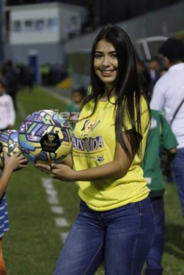 Liga Nacional comenzó llevando lindas chicas a los estadios de Honduras