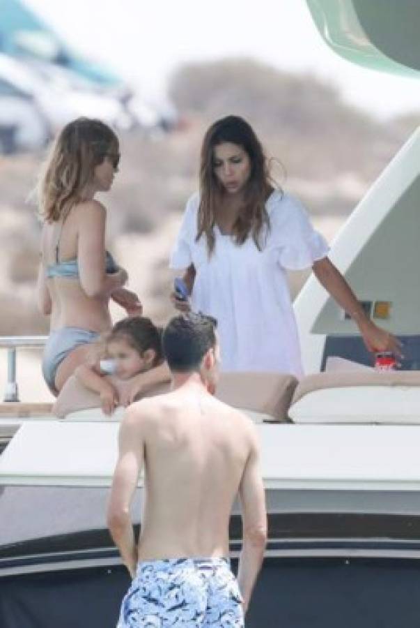 Fotos: Crack del Barcelona es captado disfrutando en Ibiza... ¡con tres bellezas!