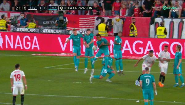 Militao se abrió en la barrera y el Sevilla encontró el gol por medio de Rakitic.