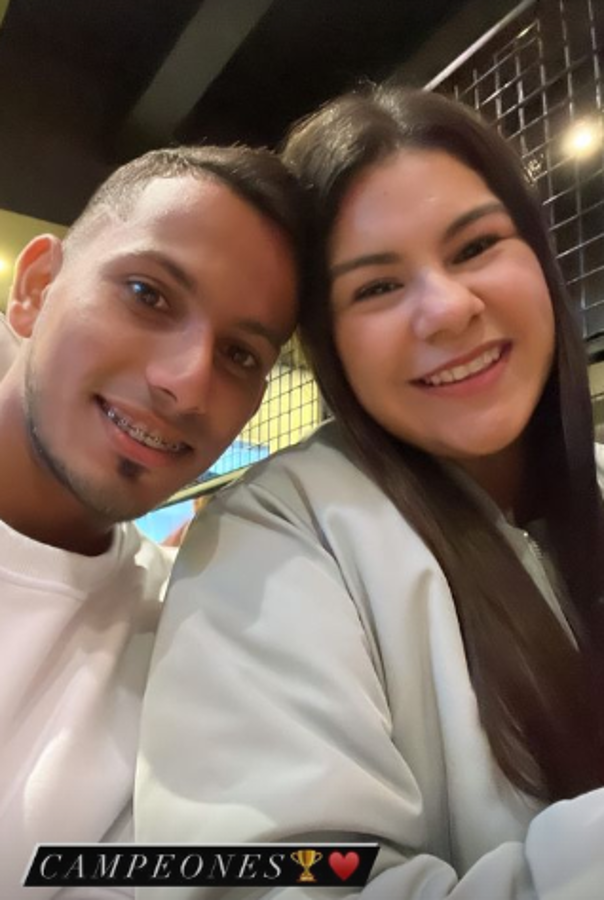 La fiesta del Olimpia tras proclamarse tricampeón invicto: futbolistas acompañados de sus parejas