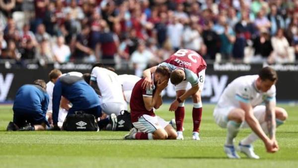 Se barrió y todos se tiraron al suelo del susto: escalofriante lesión de un futbolista en la Premier League
