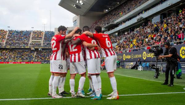 Futbolistas del Athletic celebrando su anotación ante el Cádiz.