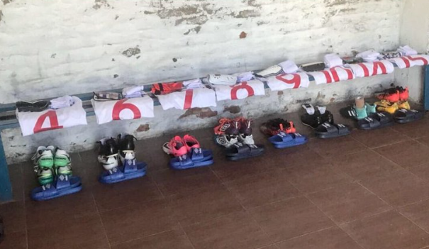 De estar en los mejores vestuarios de Europa a este: el humilde camerino que tuvo a Luis Suárez y su esposa sentada en el cemento