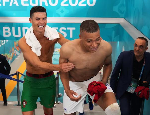Cristiano Ronaldo y Mbappé tras un partido Francia-Portugal de la Europa 2020.