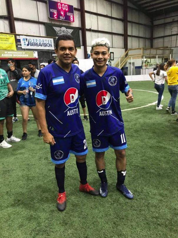Baquedano suele jugar en partidos de exhibición con las leyendas de Honduras. Aquí posa junto a Amado Guevara.