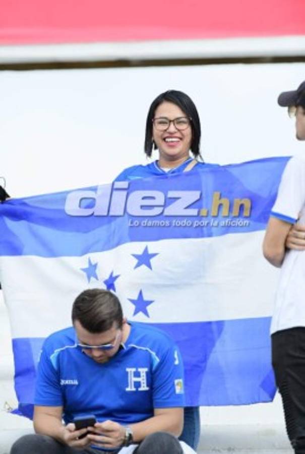 ¿Quién es la rubia? Las hermosas catrachas que adornan el Honduras vs. Costa Rica en el Olímpico