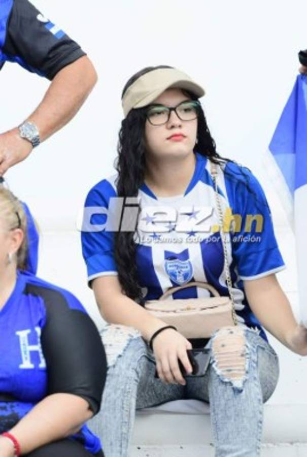 ¿Quién es la rubia? Las hermosas catrachas que adornan el Honduras vs. Costa Rica en el Olímpico