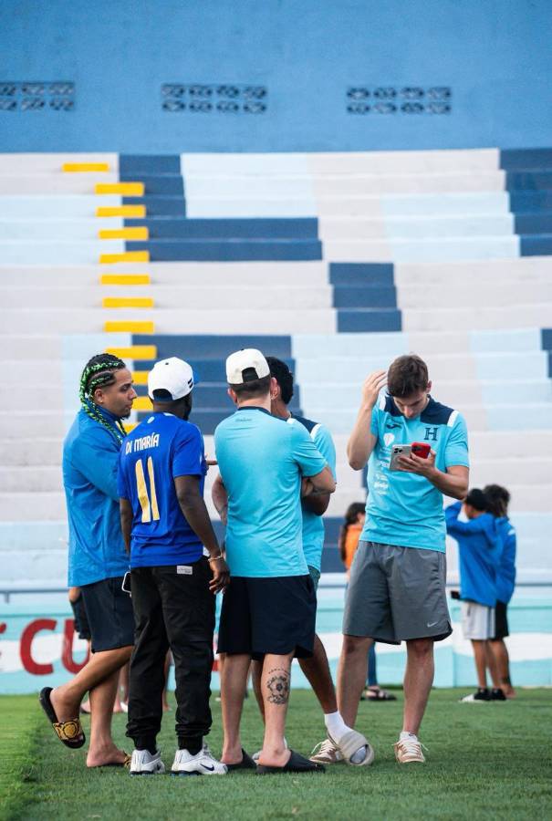 Supremo aparece de rodillas en el Municipal Ceibeño y Shin Fujiyama sorprende: concentración de los tiktokers de Honduras