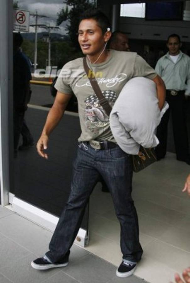 Los celulares, lentes, bolsos y ropa... ¡Así era la moda de los futbolistas hondureños hace una década!