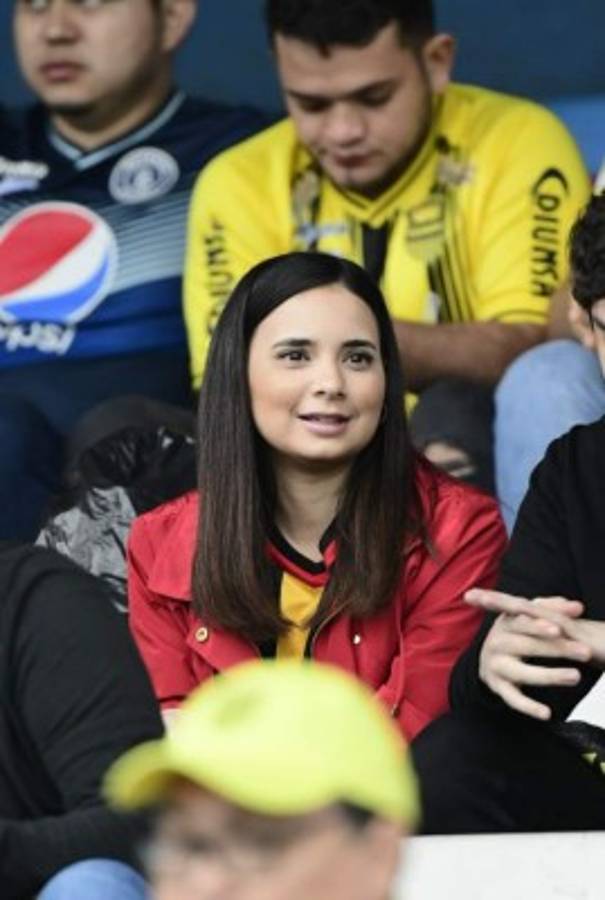 ¡Lindas! El Morazán se iluminó con tanta belleza para el Real España-Motagua