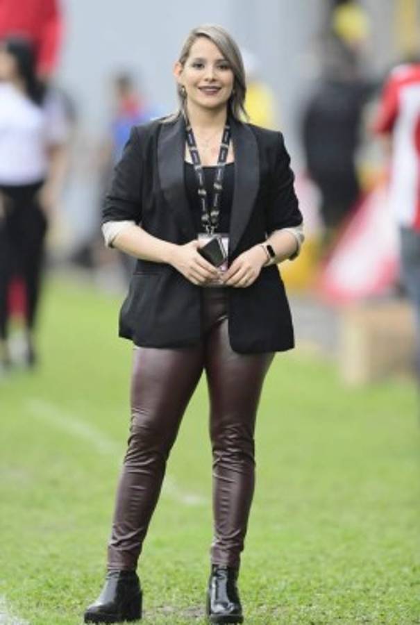 ¡Lindas! El Morazán se iluminó con tanta belleza para el Real España-Motagua