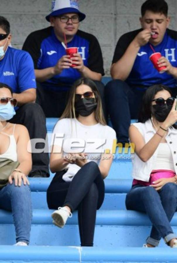 ¿Quién es la rubia? Las hermosas catrachas que adornan el Honduras vs. Costa Rica en el Olímpico