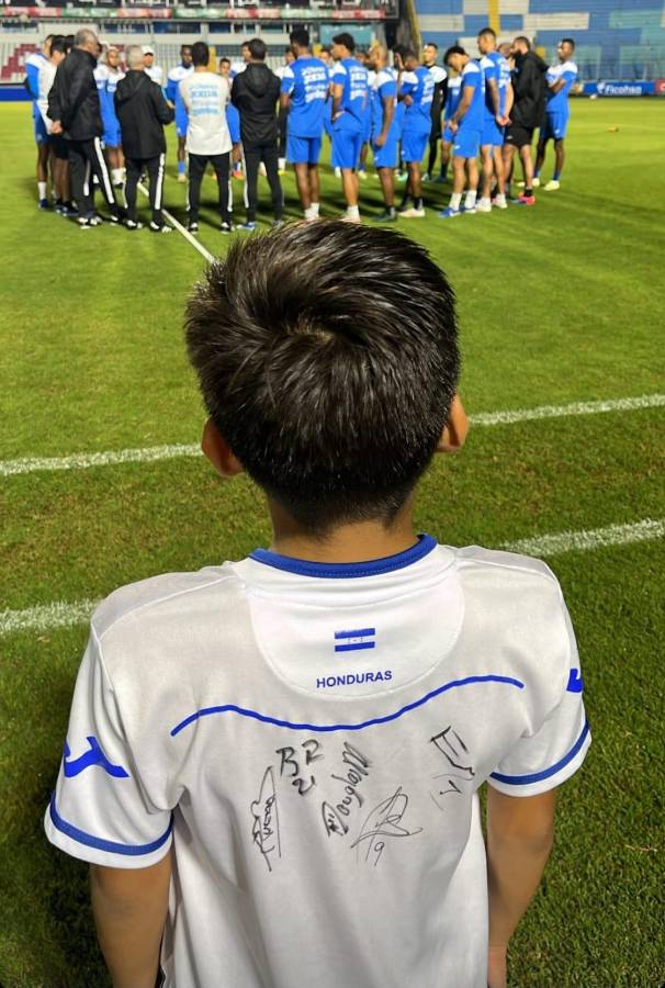 Selección de Honduras recibe visita de lujo previo al partido ante Jamaica por la Liga de Naciones de la Concacaf