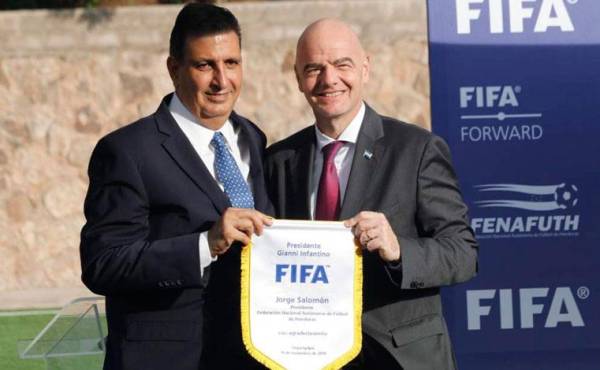 El presidente de FIFA, Gianni Infantino, junto al mandamás de Fenafuth, Jorge Salomón en 2018. Foto archivo DIEZ