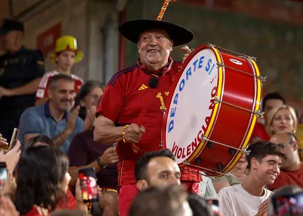 Murió Manolo, el aficionado más popular de España que viajaba con un bombo: asistió a 10 Mundiales y ocho Eurocopas