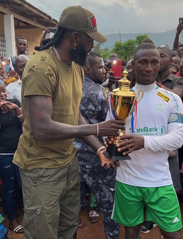 Estuvo en Real Madrid, planeó su muerte y la pandemia lo retiró: la nueva y sorprendente vida de Emmanuel Adebayor